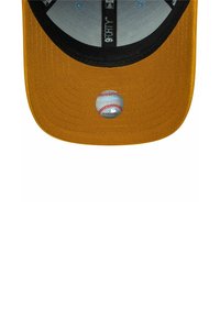 Gelbe Kappe mit einem kontrastierenden schwarzen Schirm, auf dem ein kreisförmiges Baseball-Emblem in der Mitte des Schirms angebracht ist. Glatte Textur und strukturierte Gestaltung.