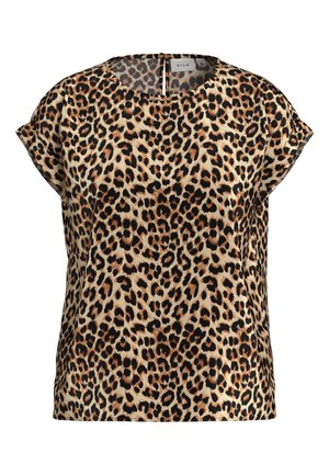 Liten leopardmønstret topp, korte ermer, rund halslinning, laget av silkeaktig stoff; har en lys beige bakgrunn med svarte og brune prikker.