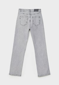 Jeans de mezclilla gris con cintura alta, corte recto y dos bolsillos traseros. Presenta una etiqueta en la cintura y una textura desgastada.