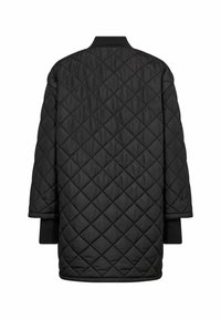 Svart vadderad jacka med diamantmönster, ribbad krage och långa ärmar. Slät textur, knälång design med minimalistisk stil.