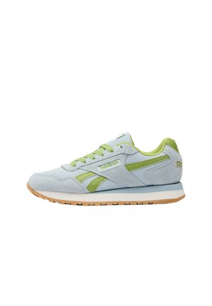 Zapatilla Reebok de color gris claro y verde con parte superior de ante y malla, suela de goma y logotipo verde en el lateral y el talón.