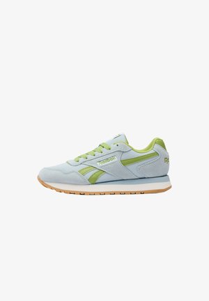 Hellgrauer und grüner Reebok-Sneaker mit Wildleder- und Mesh-Obermaterial, Gummisohle und grünem Logo an der Seite und an der Ferse.
