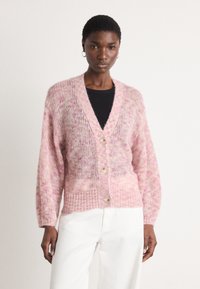 Cardigan rosa lavorato a maglia con scollatura a V profonda, grandi bottoni e vestibilità ampia. Motivo testurizzato con sfumature di rosa chiaro e scuro.