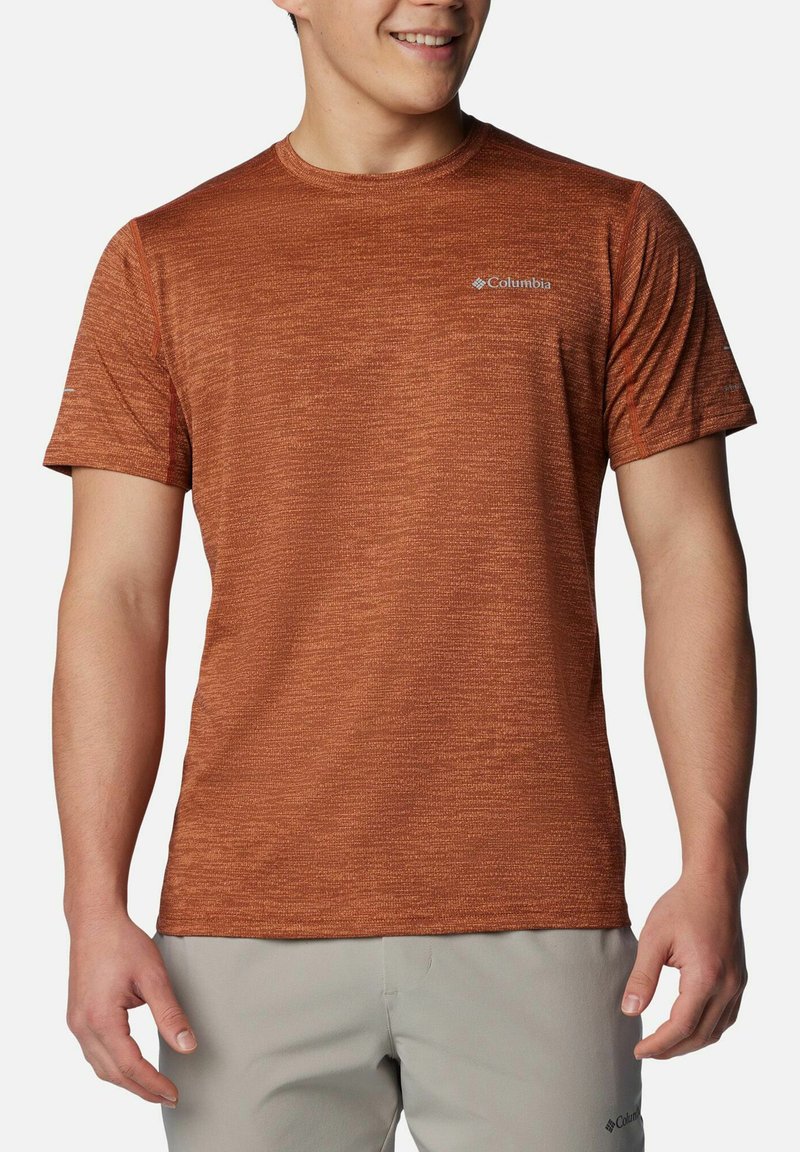 T-shirt da uomo arancione a maniche corte in tessuto traspirante con finitura testurizzata, dotato di un piccolo logo stampato sul lato sinistro del petto.