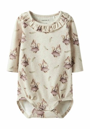 Langärmliger Baby-Body aus leichtem beigen Baumwollstoff, mit einem Eichhörnchen-Druck in Braun- und Lavendeltönen und einem Rüschenausschnitt.