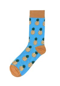 Lysblå sokker med brun kant, prydet med et mønster af gule ananas med grønne toppe og hvide geometriske accenter.