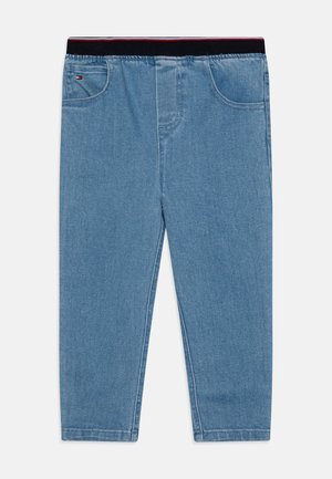 Hellblaue Jeans aus Denim mit elastischem Bund in Marineblau und Rot, zwei Vordertaschen und kleinem Logo auf der linken Tasche.
