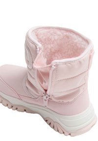 Roze geïsoleerde laars met een textuurstof bovenwerk, ritssluiting en gevoerde binnenkant. Beschikt over een duurzame zool met een uitgesproken profiel.
