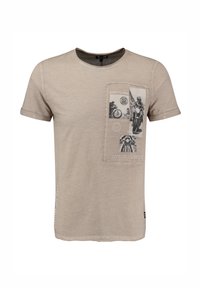Camiseta de algodón beige con cuello redondo, mangas cortas y un parche gráfico en el frente que presenta imágenes de motocicletas y texto.