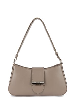 Sac à main en cuir beige avec une forme incurvée, une fermeture à rabat plate et des accessoires en métal argenté. Texture lisse avec une sangle d'épaule réglable.