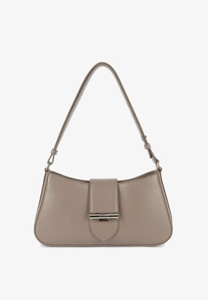 Beige Lederhandtasche mit geschwungener Form, flachem Klappenverschluss und silbernen Beschlägen. Glatte Textur mit verstellbarem Schultergurt.