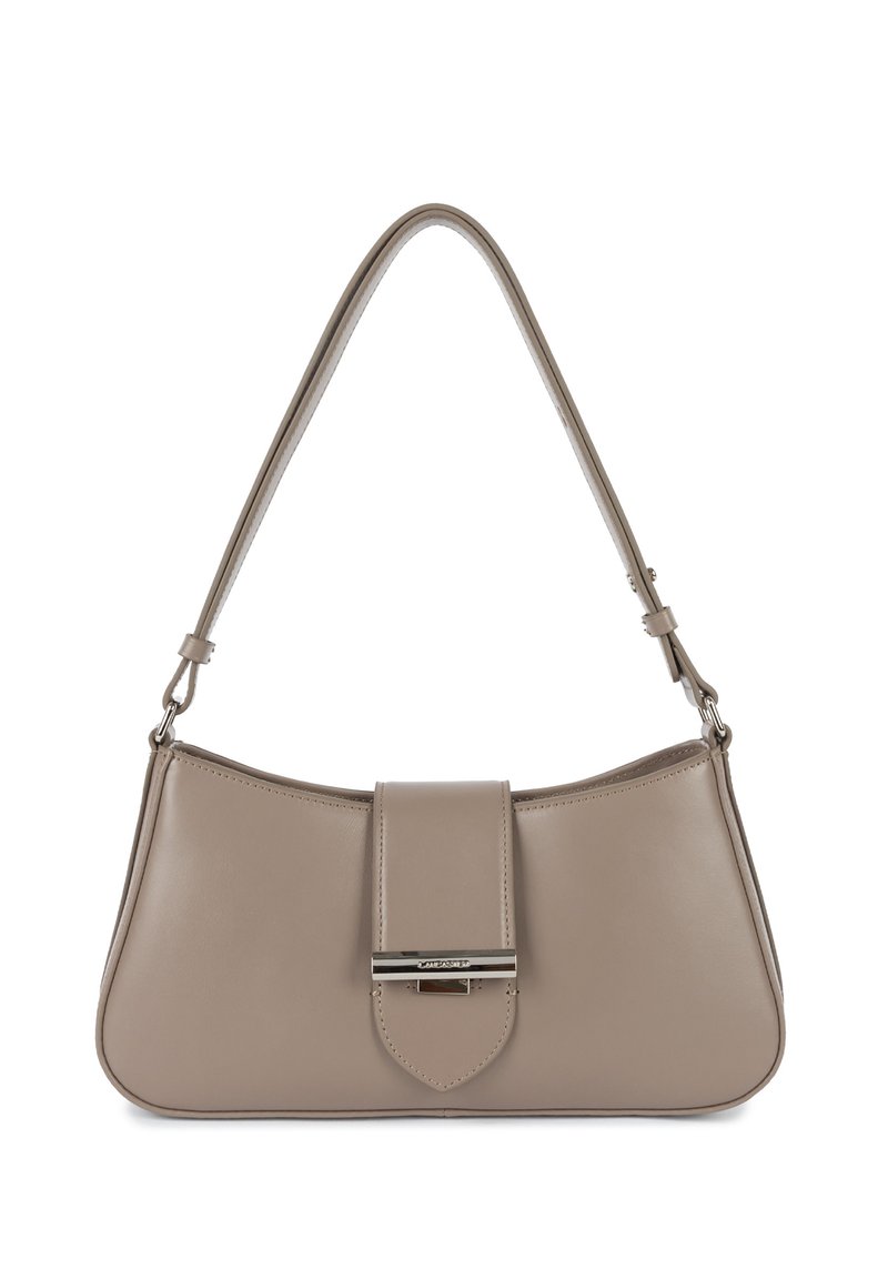 Borsa a tracolla in pelle beige con forma curva, chiusura a pattina piatta e dettagli in metallo argentato. Texture liscia con cinturino regolabile.