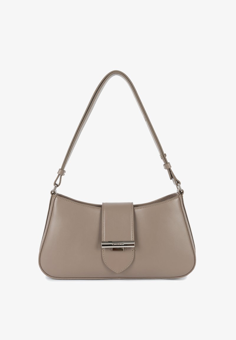 Borsa a tracolla in pelle beige con forma curva, chiusura a pattina piatta e dettagli in metallo argentato. Texture liscia con cinturino regolabile.