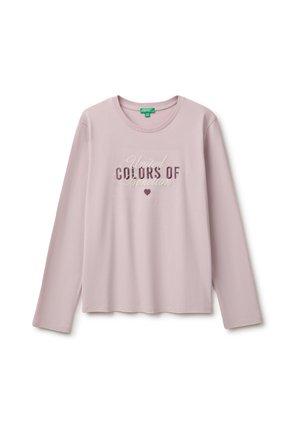 Jasnofioletowa koszula z długim rękawem i okrągłym dekoltem, z wyhaftowanym tekstem "United Colors of Benetton" na środku i małym serduszkiem pod spodem.