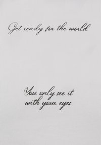 Tela blanca con texto manuscrito en negro: "Prepárate para el mundo" sobre "Solo lo ves con los ojos," estilizado de manera elegante.