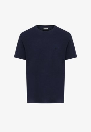 T-shirt blu navy in morbido cotone, con colletto girocollo, maniche corte e un piccolo logo nero sul petto.
