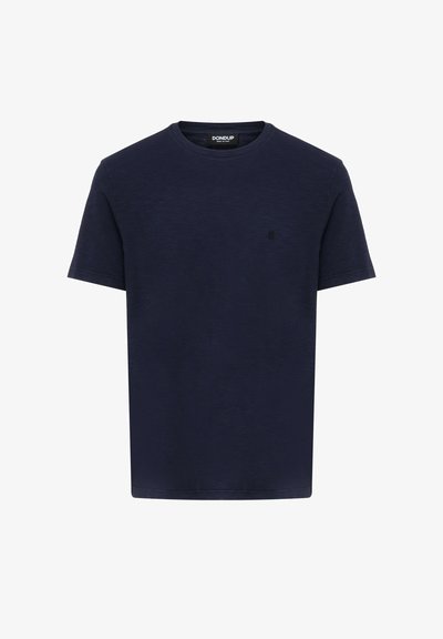 T-shirt blu navy in morbido cotone, con colletto girocollo, maniche corte e un piccolo logo nero sul petto.