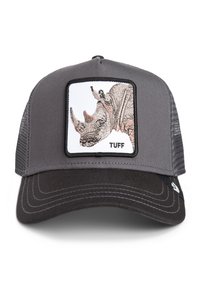 Gorra trucker gris con visera negra. Presenta un parche cuadrado con una ilustración de rinoceronte y la palabra "TUFF" debajo. Parte trasera de malla transpirable.