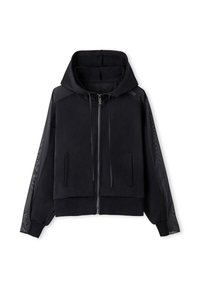 Chaqueta negra con capucha que presenta un cierre frontal, tejido texturizado en el cuerpo y paneles transparentes con estampado a lo largo de las mangas.