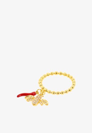 Anillo de cuentas doradas con un charm de abeja adornado con brillantes y un detalle de un chile rojo. Textura lisa y brillante con un diseño intrincado.