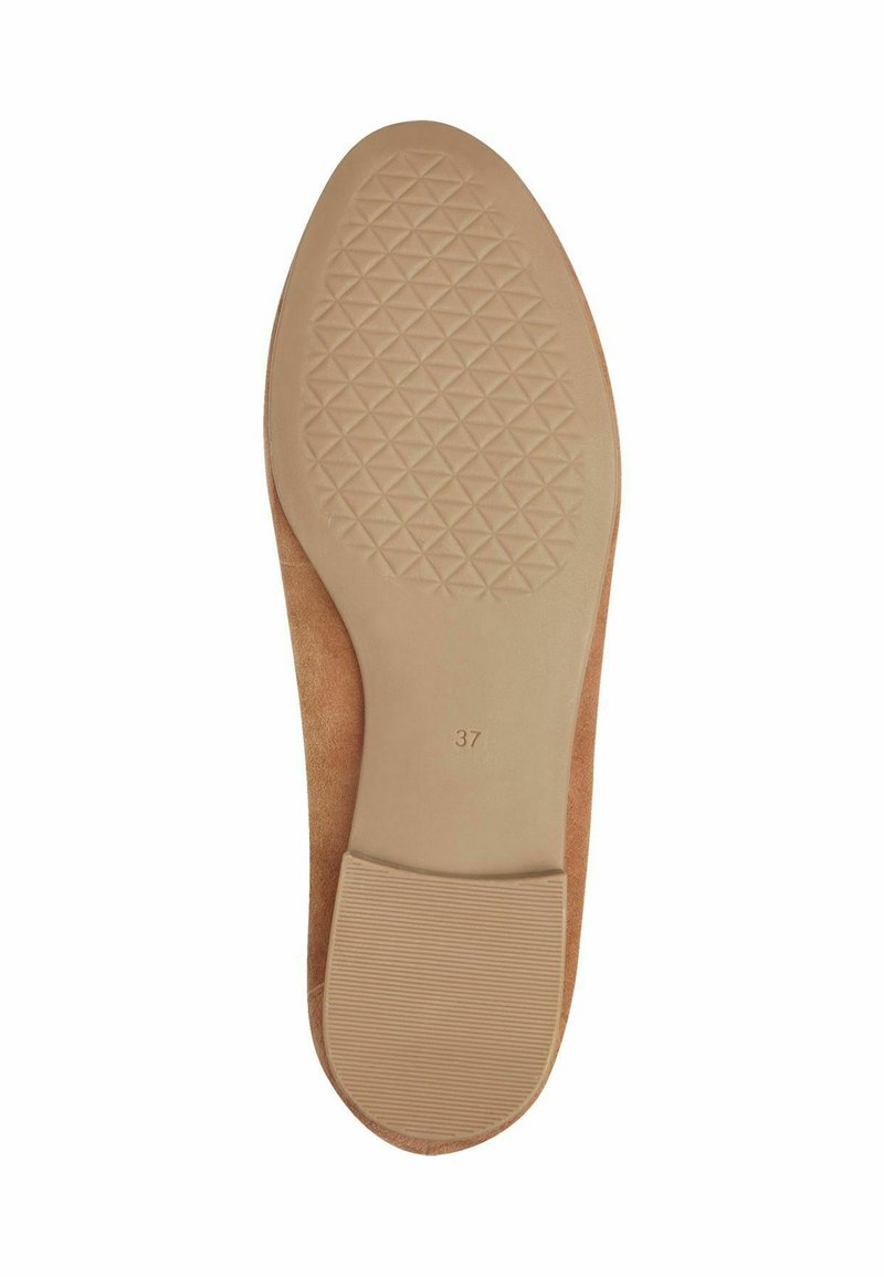 Semelle de chaussure en suède marron avec une surface en caoutchouc texturé, présentant un motif de côtes diagonal et une étiquette de taille '37' imprimée près du talon.