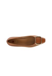 Zapato plano de cuero marrón con punta cuadrada, que presenta un gran acento de hebilla dorada en el empeine y un forro interior suave.