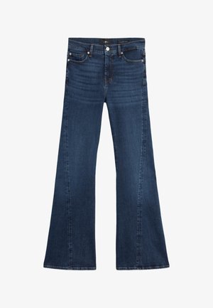 Jeans svasati di colore blu scuro realizzati in denim, con chiusura a bottone, design a cinque tasche e cuciture a contrasto lungo le cuciture.