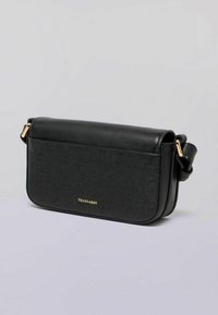 Borsa a spalla nera in pelle texturizzata con hardware dorato e un sottile logo del brand sulla tasca anteriore.