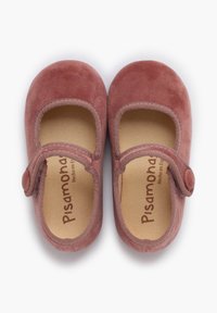 Zapatos Mary Jane de terciopelo rosa con punta redonda, correa elástica y cierre de botón. Suave forro interior con la marca "Pisamonas" en la plantilla.