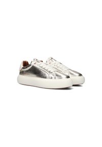 Zilveren metallic leren sneakers met witte rubberen zolen, voorzien van een vetersluiting, een gewatteerde tong en een contrasterende hielaccent.