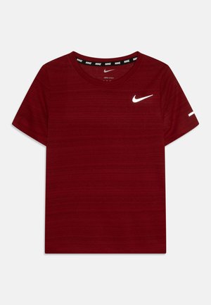 Rotes kurzärmliges Sportshirt aus strukturiertem Stoff, mit einem weißen Nike-Logo auf der Brust und einem markierten Nackenband.