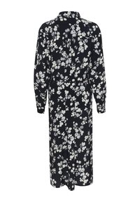 Robe à imprimé floral sur fond marine avec des fleurs blanches. Présente des manches longues, un col et une taille cintrée pour sculpter la silhouette.