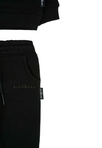 Completo da jogging nero composto da una felpa a coste e pantaloni abbinati, con vita regolabile e tasche laterali, contrassegnato con "JOHN RICHMOND."