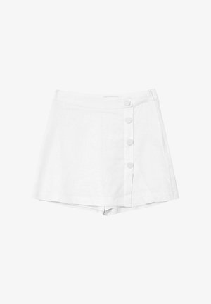 Shorts en lin blancs avec fermeture à bouton à l'avant, dotés d'un ourlet cousu et d'une coupe décontractée. Aucun motif ni embellissement présent.