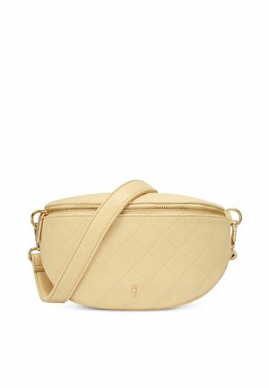 Beżowa pikowana skórzana torba na ramię z złotym zamkiem błyskawicznym i regulowanym paskiem, w kształcie półksiężyca, z małym złotym emblematem na środku przodu.