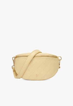Beżowa pikowana skórzana torba na ramię z złotym zamkiem błyskawicznym i regulowanym paskiem, w kształcie półksiężyca, z małym złotym emblematem na środku przodu.