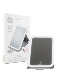 Kleiner Reise-LED-Spiegel mit einem weißen Kunststoffrahmen, grauer reflektierender Oberfläche und integriertem Etui. Verfügt über eine 360°-Drehung und ein USB-wiederaufladbares Design.