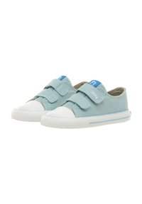 Sneakers in tela di colore azzurro chiaro con punte e suole in gomma bianca. Presentano due cinturini in velcro e un logo blu a contrasto sulla linguetta.