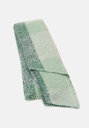 Écharpe douce pliée avec un motif en tricot texturé dans différentes nuances de vert et de gris clair sur un fond blanc.