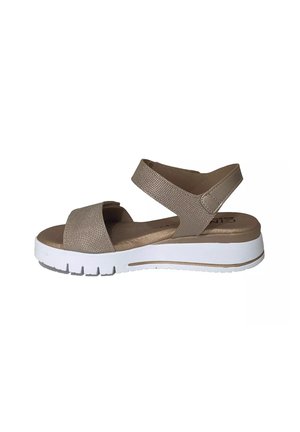 Sandalo beige con punta aperta con due cinturini testurizzati e suola spessa in gomma bianca con scanalature per la presa, vista laterale su sfondo bianco.