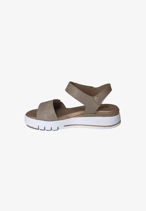 Sandalo beige con punta aperta con due cinturini testurizzati e suola spessa in gomma bianca con scanalature per la presa, vista laterale su sfondo bianco.