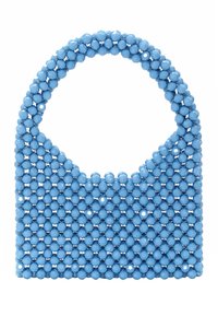 Borsa a mano blu con perline rotonde e lucide, forma strutturata e manico semicircolare. Texture uniforme e nessun hardware visibile.