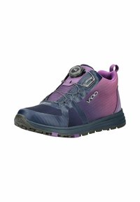 Scarpe sportive leggere in viola e blu navy con tomaia in rete, regolatore circolare e suola testurizzata. Presentano un collo imbottito e una linguetta per il sollevamento.