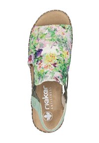 Offene Sandale mit Obermaterial aus floral gemustertem Stoff, beige Innensohle mit der Aufschrift "Rieker Antistress" und hellgrüner Fersenriemen mit elastischen Seiten.