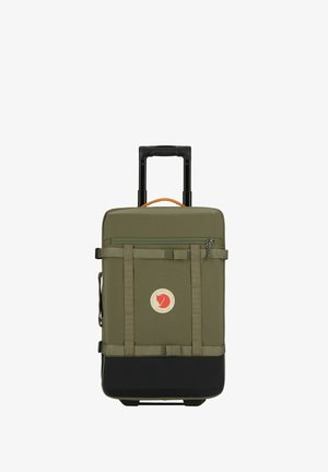 Maleta verde con un asa superior naranja, base negra y correas frontales. Presenta un logo redondo y cierre con cremallera. Diseño robusto con ruedas.