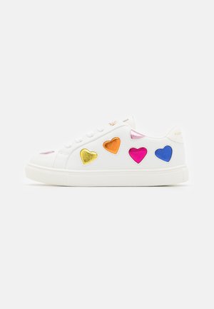 Sneaker bianco con applicazioni a forma di cuore multicolori in rosa, arancione, giallo e blu. Presenta una finitura testurizzata e un design con punta rotonda.