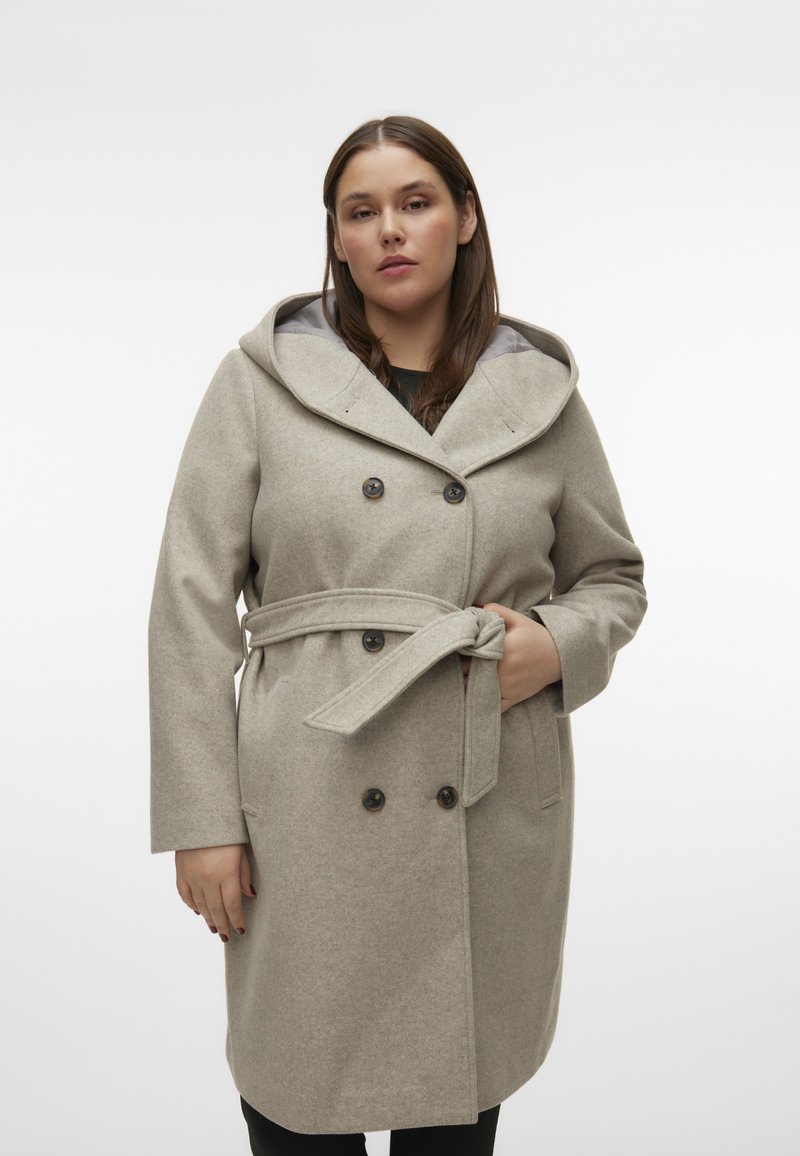 Lys grå uldfrakke med hætte, dobbeltradede knapper, et bælte med slipse og sidelommer. Blød tekstur, elegant design og skræddersyet pasform.