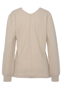Pullover beige a coste con maniche lunghe, scollo a V e tessuto texturizzato. Presenta sottili motivi diagonali e polsini aderenti.