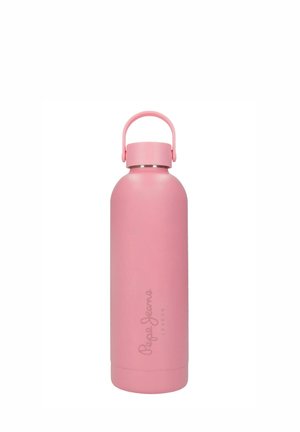 Botella de agua reutilizable rosa con un asa en la tapa y el logo de "Pepe Jeans London" impreso verticalmente en el lateral.