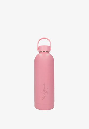 Botella de agua reutilizable rosa con un asa en la tapa y el logo de "Pepe Jeans London" impreso verticalmente en el lateral.